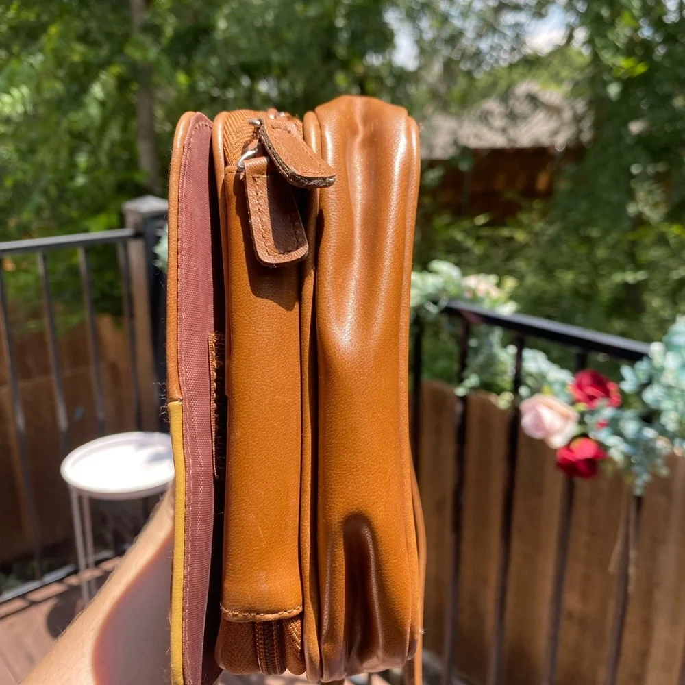 Colorblock Faux Leather Crossbody Bag - Picture 4 of 11